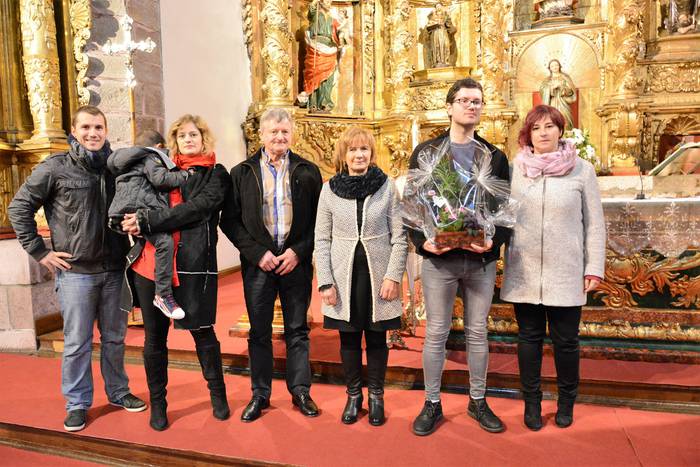 Zubietako Karmentxu Mariezkurrena jostunak jaso du Santa Luzia eguneko Zilarrezko Titarea Donezteben