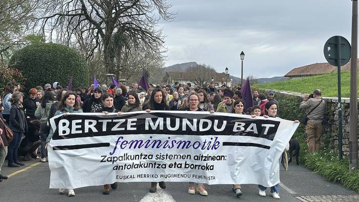 [ARGAZKIAK] Saran elkartu da Baztan-Bidasoko eta Xaretako mugimendu feminista