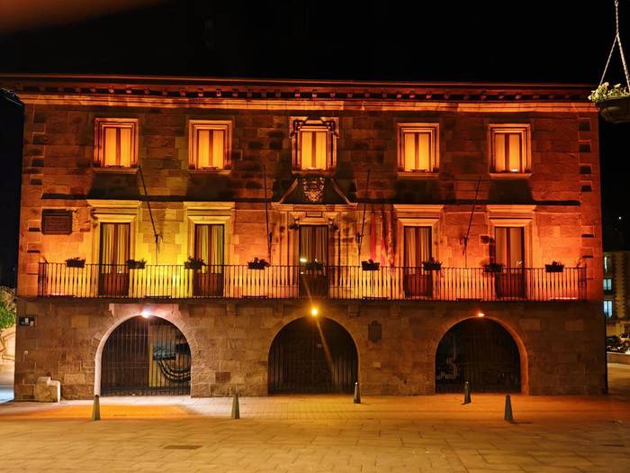 Baztango Balleko Etxea laranjaz argiztatu dute elkartasun keinu gisa