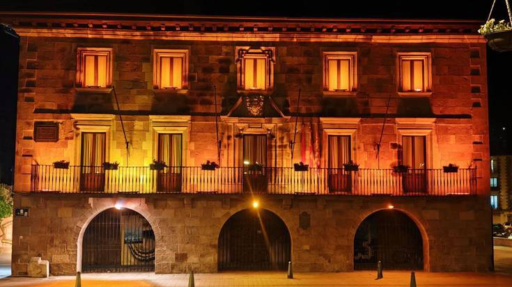 Baztango Balleko Etxea laranjaz argiztatu dute elkartasun keinu gisa