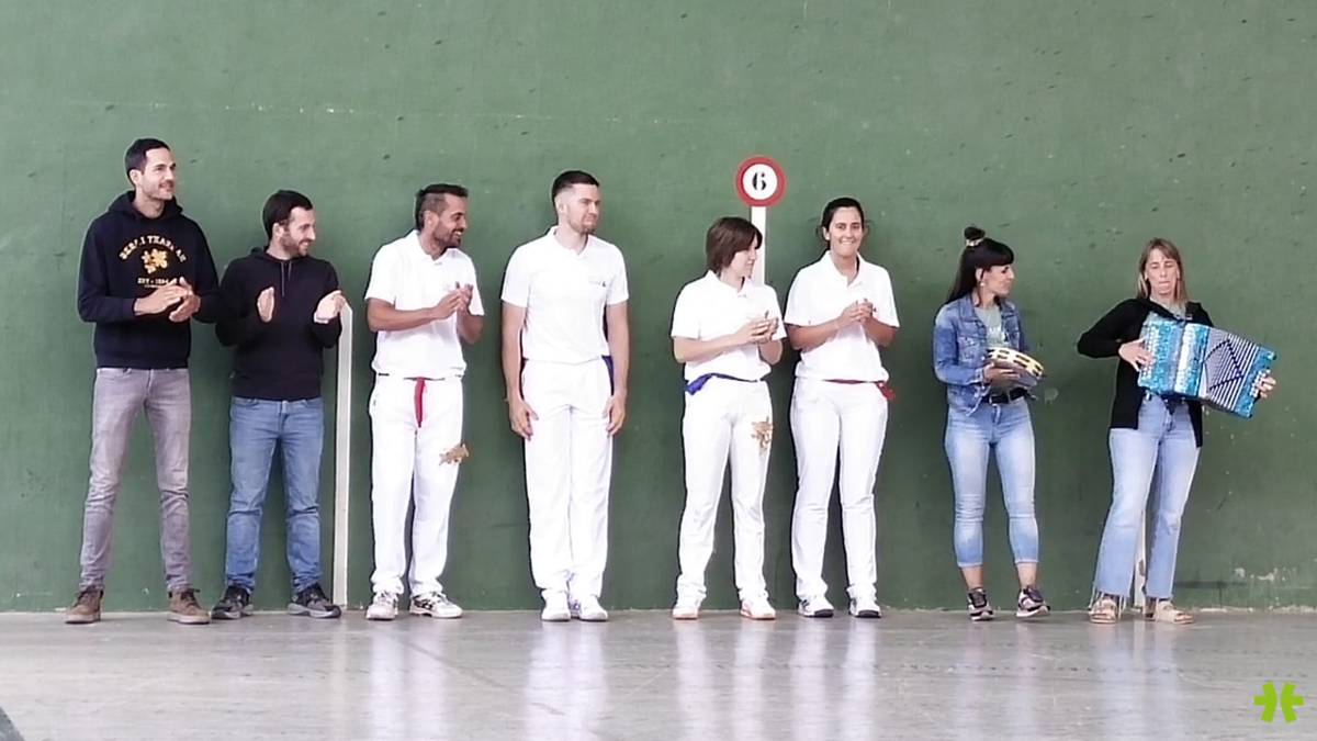 [ARGAZKIAK] Giro ederra plaza eta herria bizirik daudela erakutsi duten Ezkurrako hitzorduan
