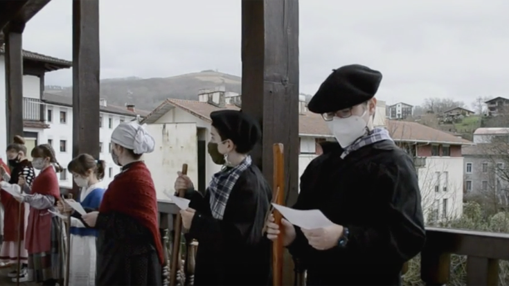 Berako Musika Eskolako balkoietatik Santa Ageda bezperako doinuak lau haizetara hedatu dituzte