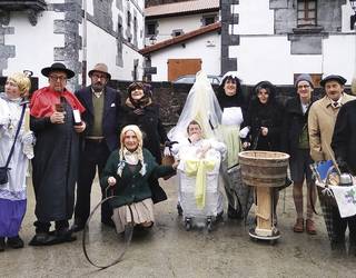 «Lotsak etxean utzi eta paperean sartuta, gozatzea da asmoa»