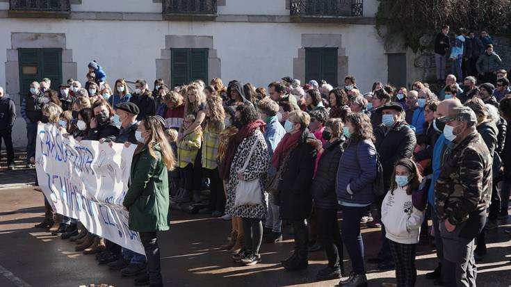 Dozenaka lagun bildu ziren Iturenen larunbatean Sunbillako hilketa saiakera gaitzesteko