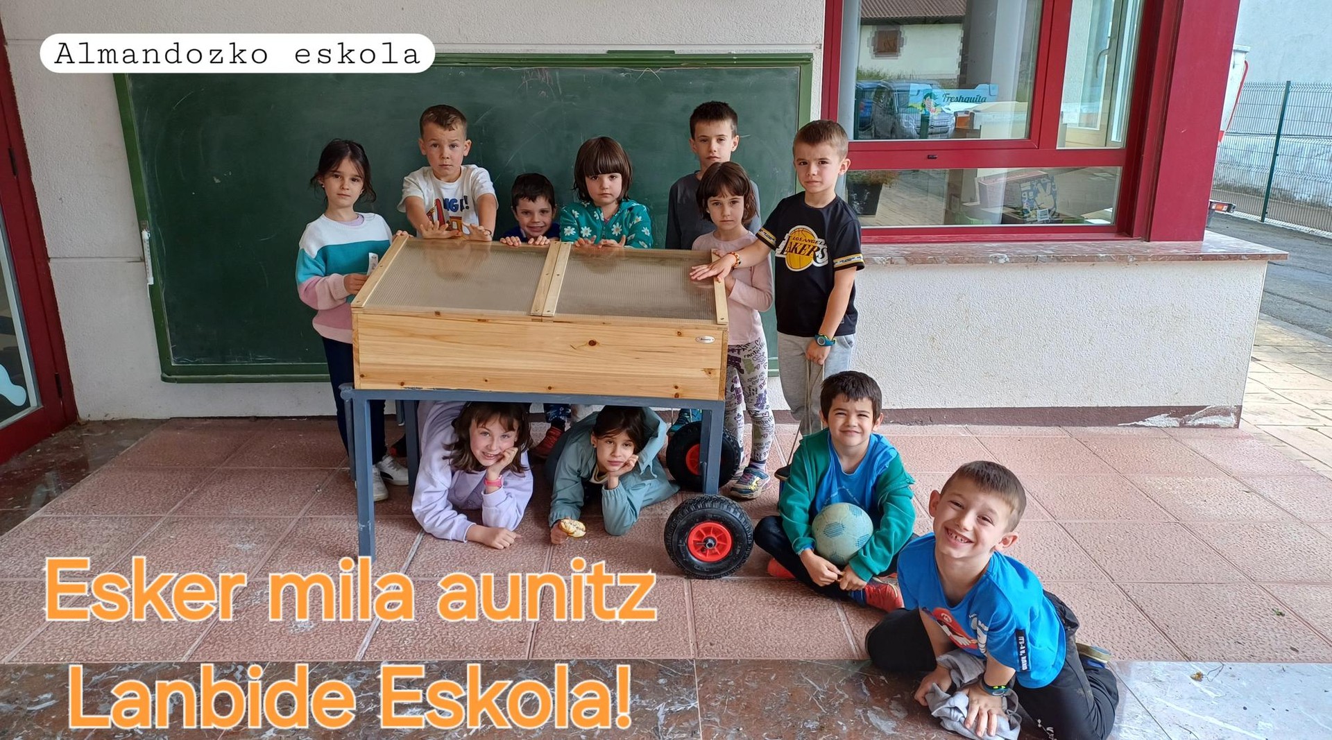 Elizondo Lanbide Eskolako ikasleek egindako hazitegia hartu dute Almandozko eskolan