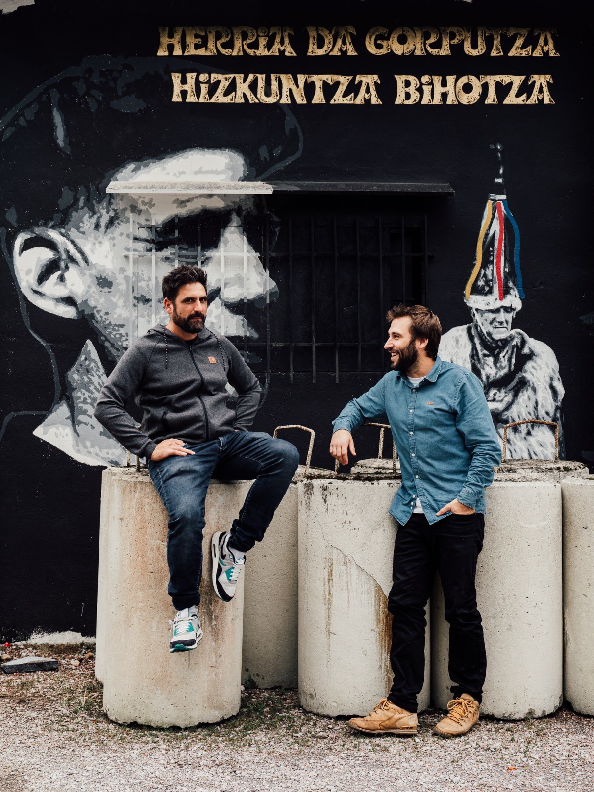 «Arropen diseinuak euskal kulturan eta pop artean oinarritzen ditugu»