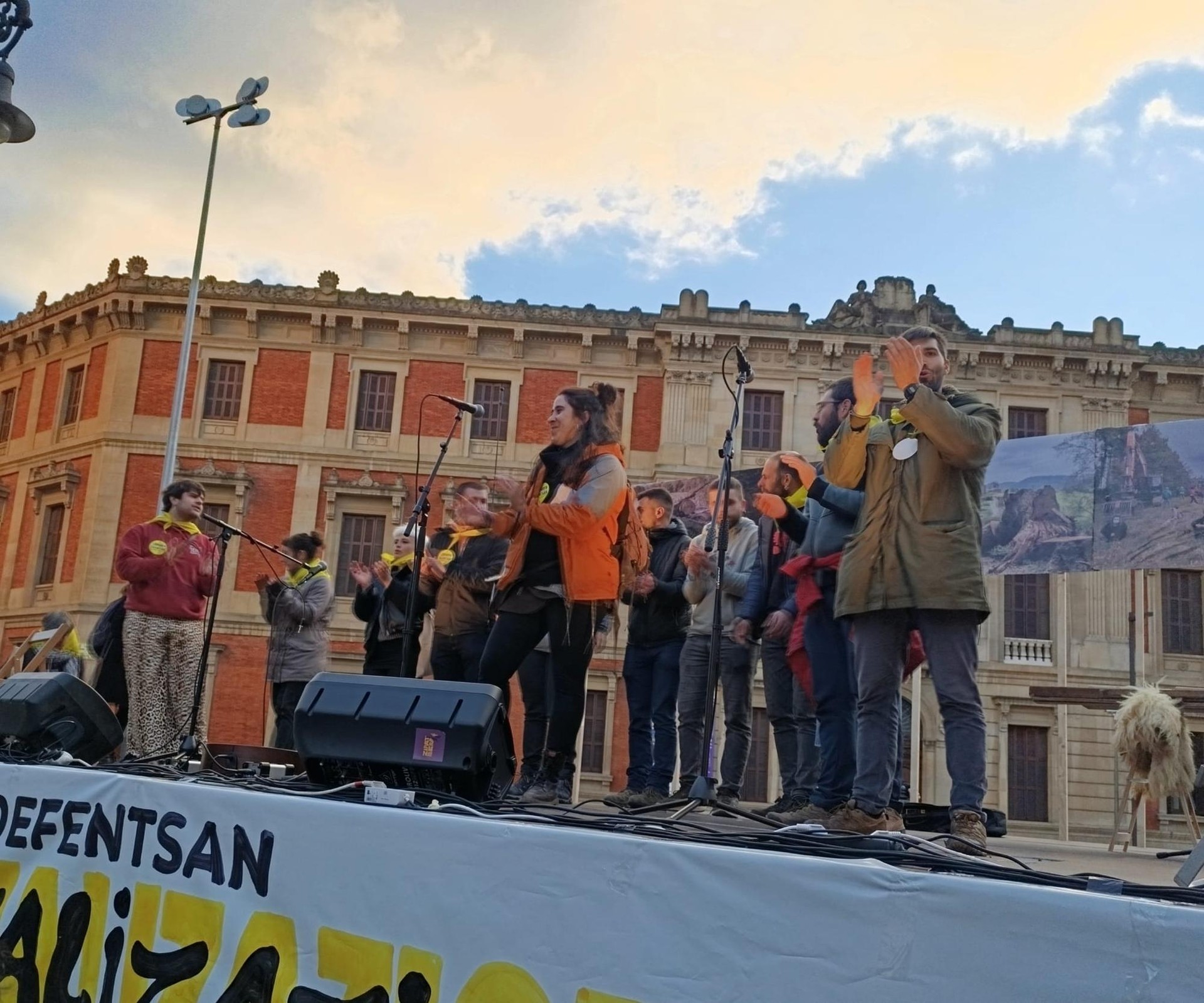 Aroztegiko auzipetuek elkartasun keinuak hartu dituzte Iruñeko peñen partetik