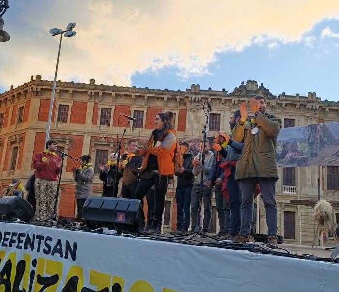 Aroztegiko auzipetuek elkartasun keinuak hartu dituzte Iruñeko peñen partetik