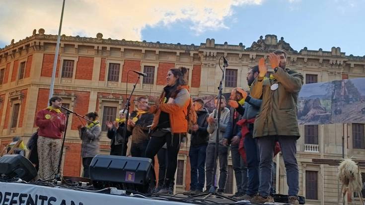 Aroztegiko auzipetuek elkartasun keinuak hartu dituzte Iruñeko peñen partetik