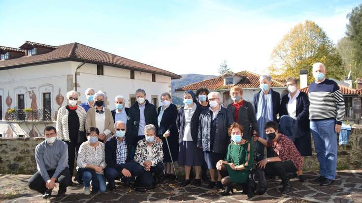 Atzo Berako San Jose zahar etxean egon diren mojei agur-omenaldia egin zieten