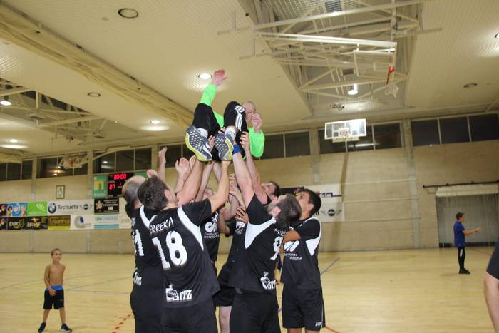 Denboraldiko lehen titulua jokoan izanen du Errekako gizonezkoen eskubaloi taldeak larunbatean