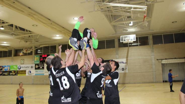 Denboraldiko lehen titulua jokoan izanen du Errekako gizonezkoen eskubaloi taldeak larunbatean