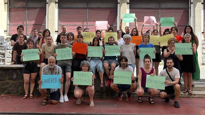 Amazabal BHIko irakasle bati eraso egin diotela salatu dute