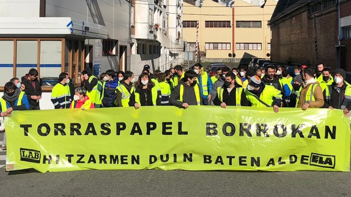 Torraspapeleko langileen gehiengoak greba mugagabea bertan behera utzi eta larunbatean lanera itzultzea erabaki du