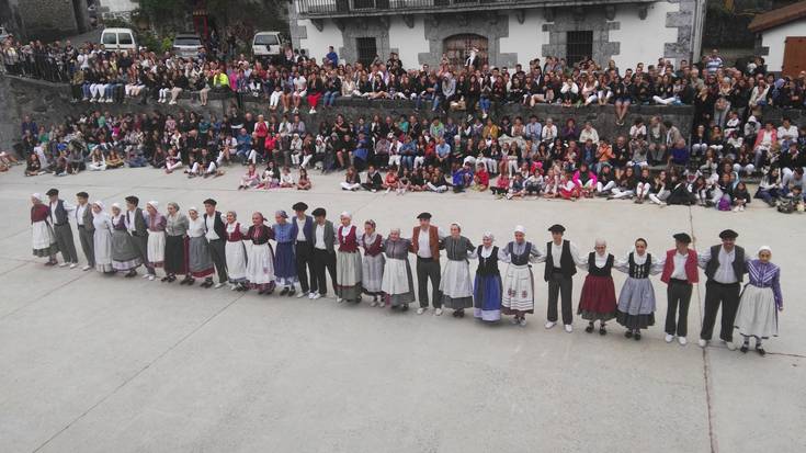 Aurrera dantza taldeak saio bikaina eskaini du pesta hirugarrenean