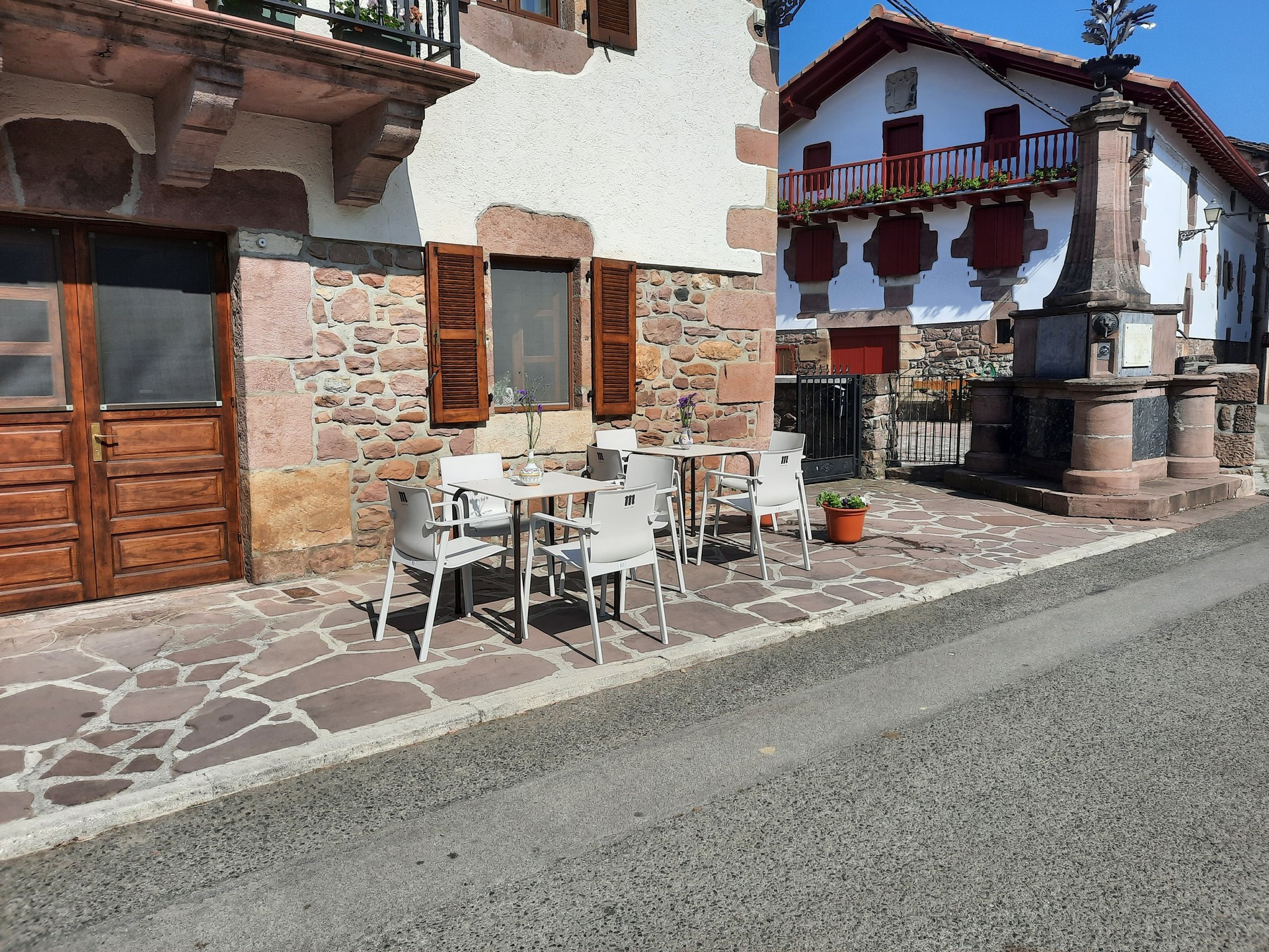 Kontzertuak gaur eta bihar Lekarozko Hiruitturri ostatuan