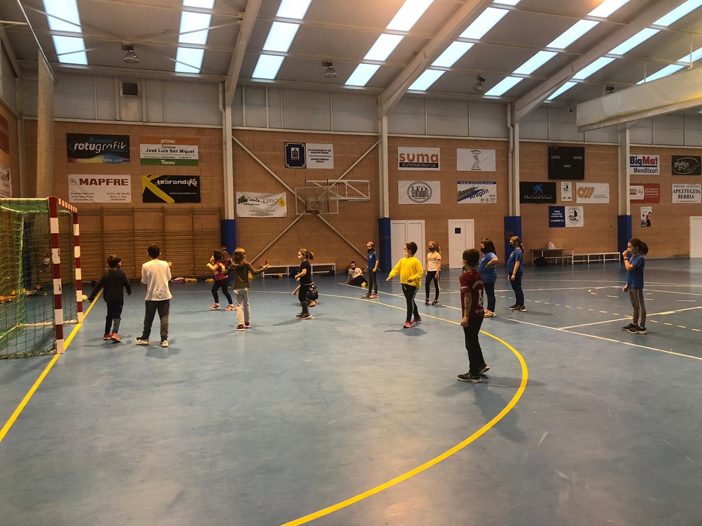 Aurten konpetituko ez badute ere entrenatzen hasiak dira Errekako eskubaloi taldeak