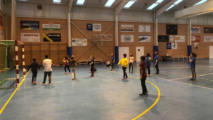 Aurten konpetituko ez badute ere entrenatzen hasiak dira Errekako eskubaloi taldeak