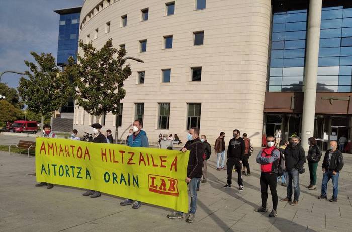 Amiantoak jota hil zen Lesakako Arcelor fabrikako langilea gogoan elkarretaratzea egin du LABek Iruñean