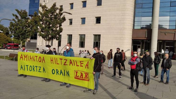 Amiantoak jota hil zen Lesakako Arcelor fabrikako langilea gogoan elkarretaratzea egin du LABek Iruñean