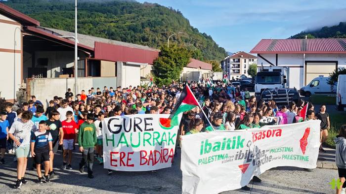 [ARGAZKIAK] Malerrekan, Bertizaranan eta Baztanen jendetza bildu da Palestinaren aldeko martxan