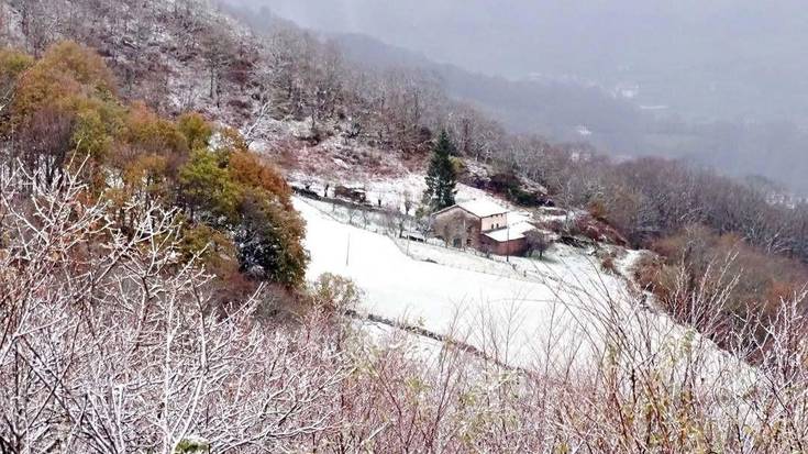 Elurrak edertutako paisaiak abenduko zubian