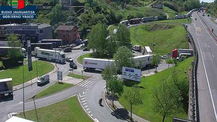 Auto-pilaketak sortu dira N-121A errepidean Irunen