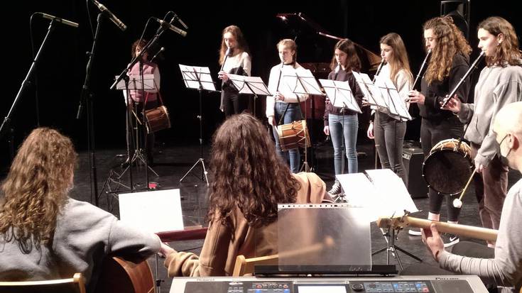 Berako Musika Eskolak astelehenean emandako kontzertua iruditan