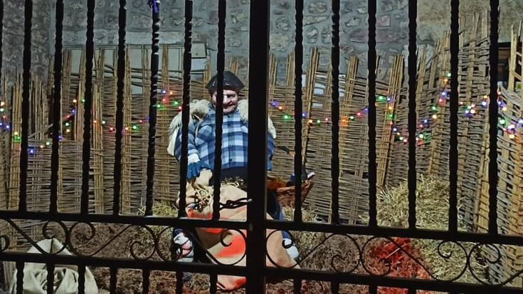 Olentzerok eta Mari Domingik saskia utzi dute Doneztebeko herriguneko arkupeetan eskutitzak jasotzeko