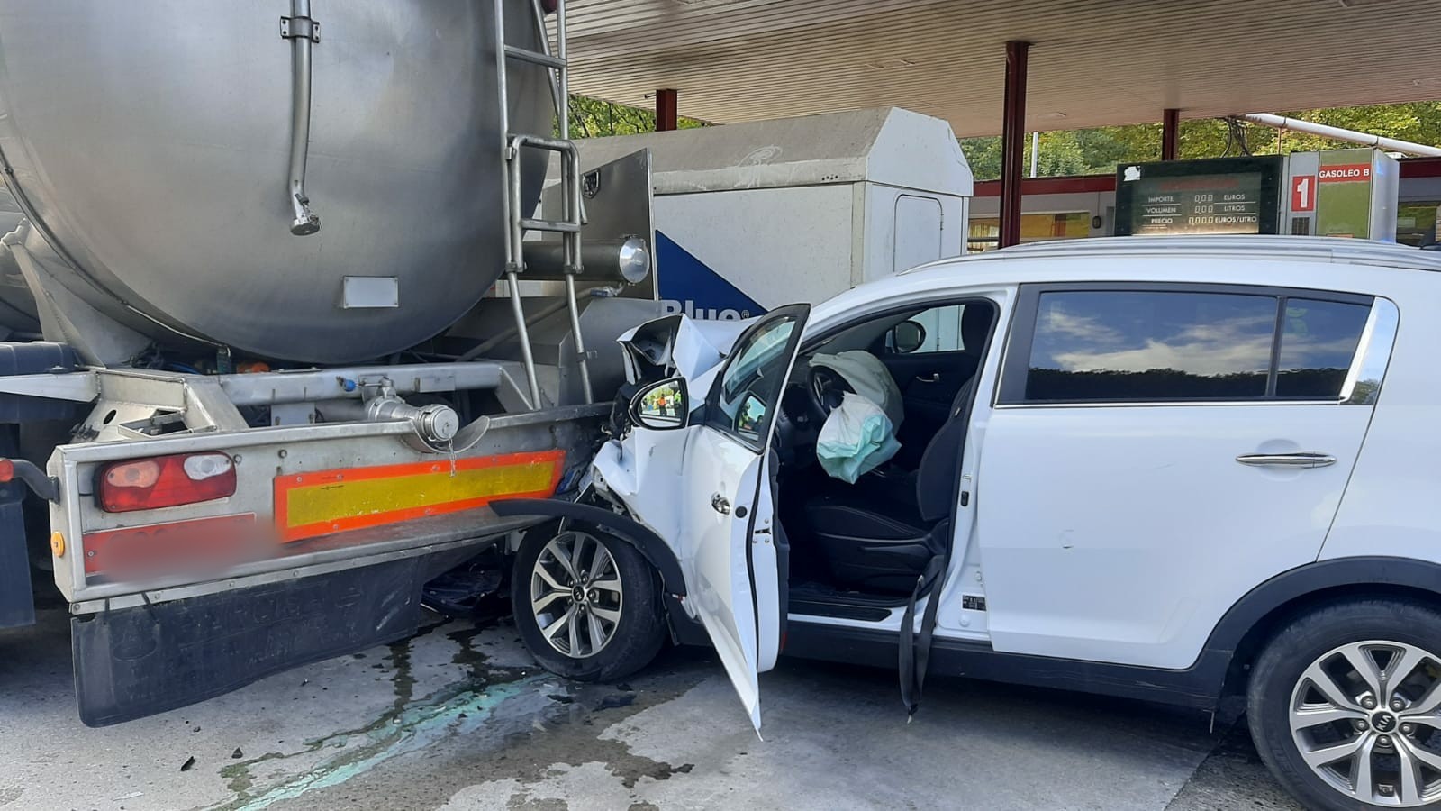 Auto batek kamioi baten kontra jo du Doneztebeko Kontxa gasolindegian