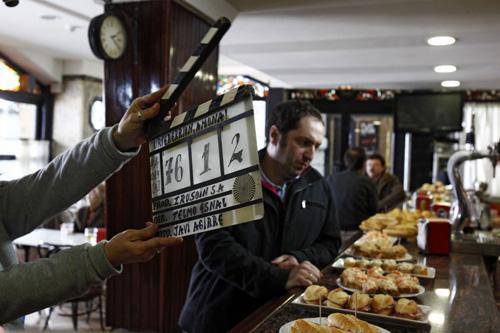 Berako Bidasoa karrika tarteka mozten ari dira filme bat grabatzeko