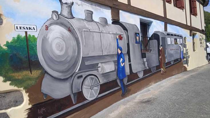 Bidasoko Tren Txikito gogoan mural ederra margotu dute Lesakan