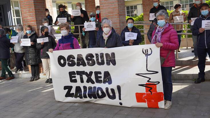 Osasun Etxea zaintzea eskatzeko asteazkeneroko hitzordura ez dute hutsik egin gaurkoan ere Lesakan