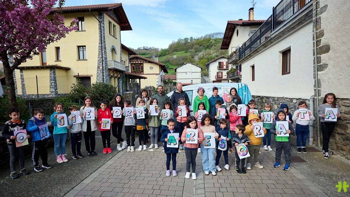 Liburutegi Ibiltariaren LAGA Biblioneta aurkeztu dute Areson