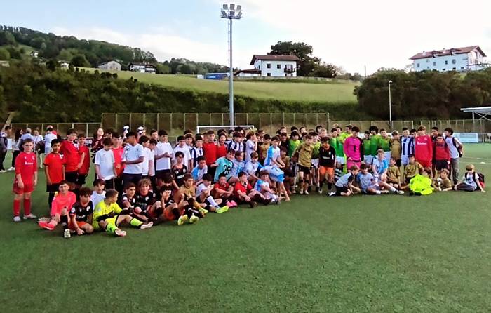 Giro ederra izan dute Berako alebinen futbol 8 txapelketan