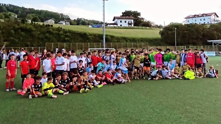 Giro ederra izan dute Berako alebinen futbol 8 txapelketan