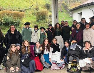 Olentzeroren etorrera ospatzeko baserriz baserri kantuan ibiliko dira Aranon