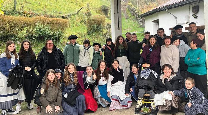 Olentzeroren etorrera ospatzeko baserriz baserri kantuan ibiliko dira Aranon