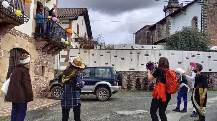 Lekarozen inauteri seinalea egin dute etxean daudenen gozamenerako