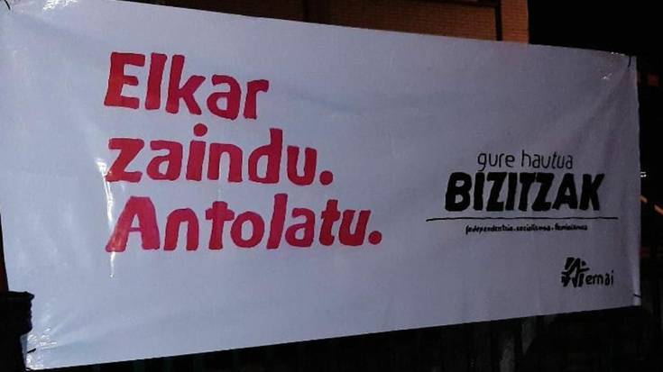 Malerrekako Ernai taldeak pandemia garaian elkarzaintza aldarrikatzen dituzten pankartak paratu dituzte