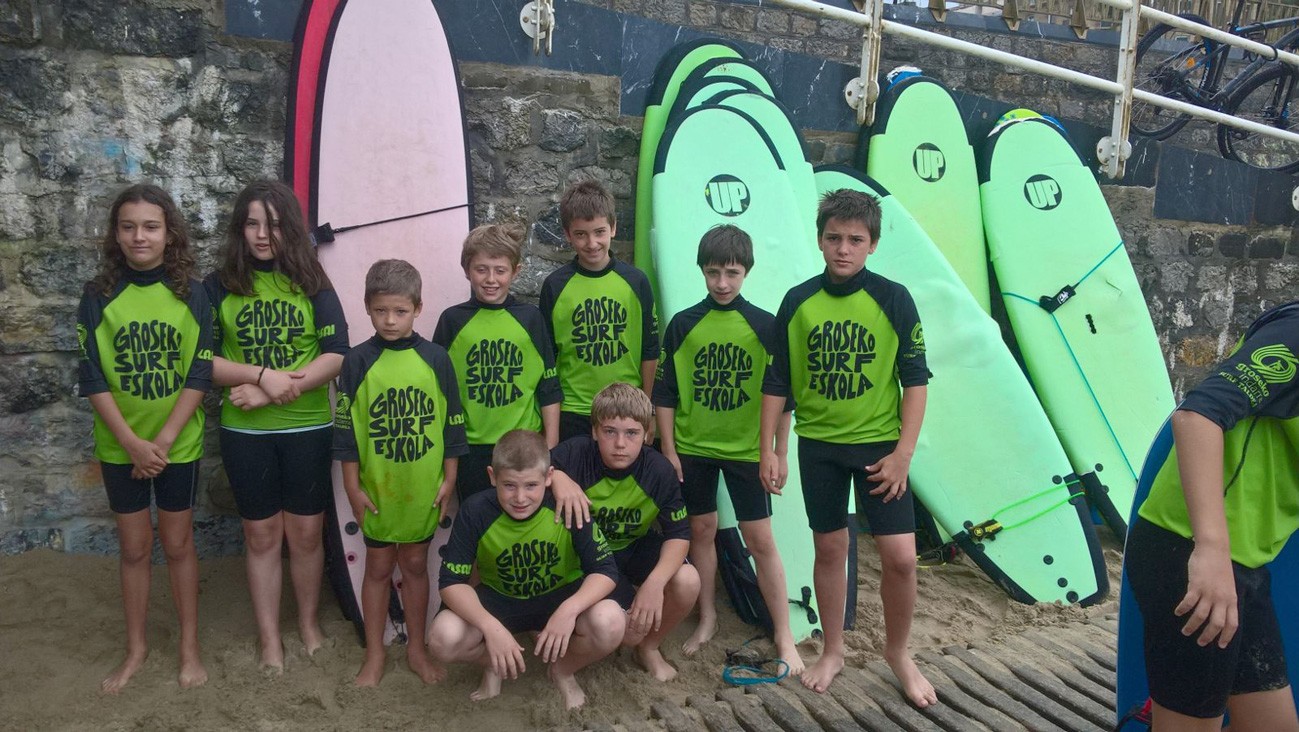 Goizuetako neska-mutikoak igeriketa eta surf ikastaroetan ari dira uztailean