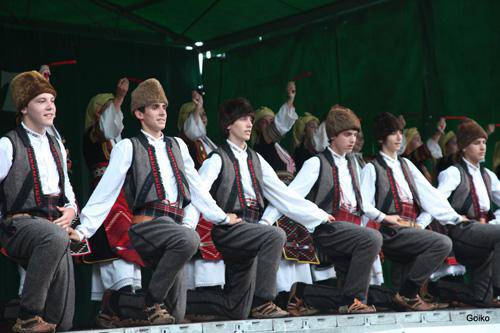 Nazioarteko Gazteen Folklore Jaialdiak emanaldi ikusgarriak utzi ditu gurean