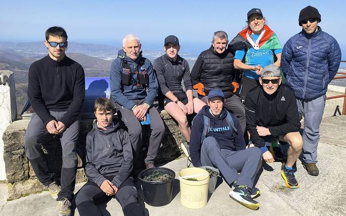 Larhun inguruan kristalak biltzen aritu dira Manttale Mendi Lasterketako kideak