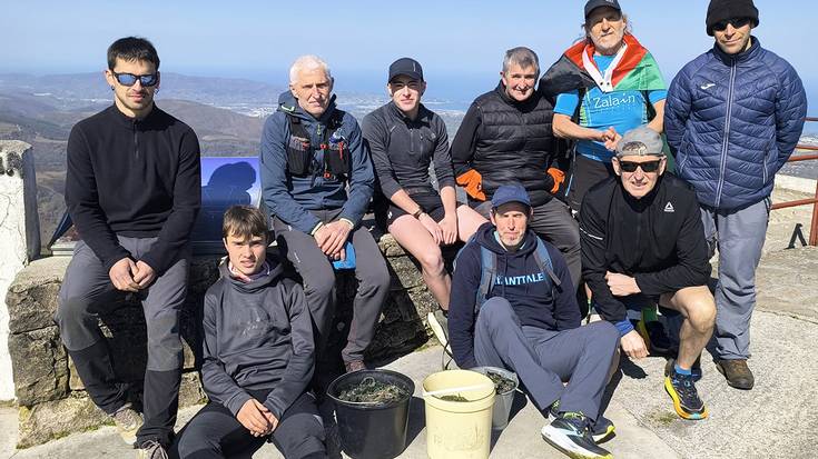 Larhun inguruan kristalak biltzen aritu dira Manttale Mendi Lasterketako kideak