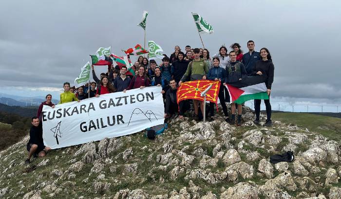 Euskararen aldeko mendi martxa egin dute mendialdeko herrietako hainbat gaztek