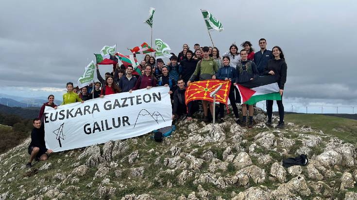 Euskararen aldeko mendi martxa egin dute mendialdeko herrietako hainbat gaztek