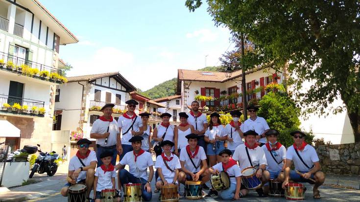 Eskualdeko gaitero eta atabalariak bildu dira Beran