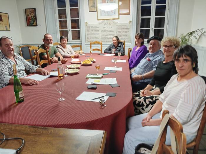 Sarako zentro sozialak oraingo herriko kontseiluarekin azken elgarretaratzea egin du