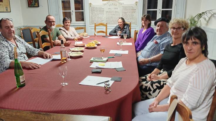 Sarako zentro sozialak oraingo herriko kontseiluarekin azken elgarretaratzea egin du