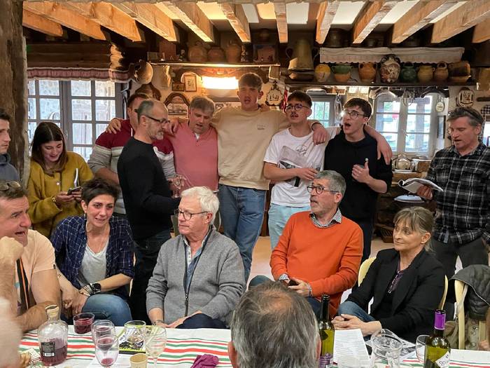 Hiruka'ntuz bazkari kantatua larunbatean eginen dute Senpereko Inharrian